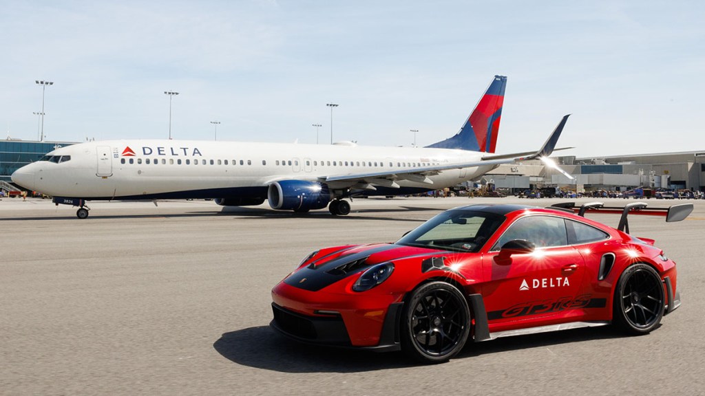 turismax-blog-delta-airlines-porsche-911