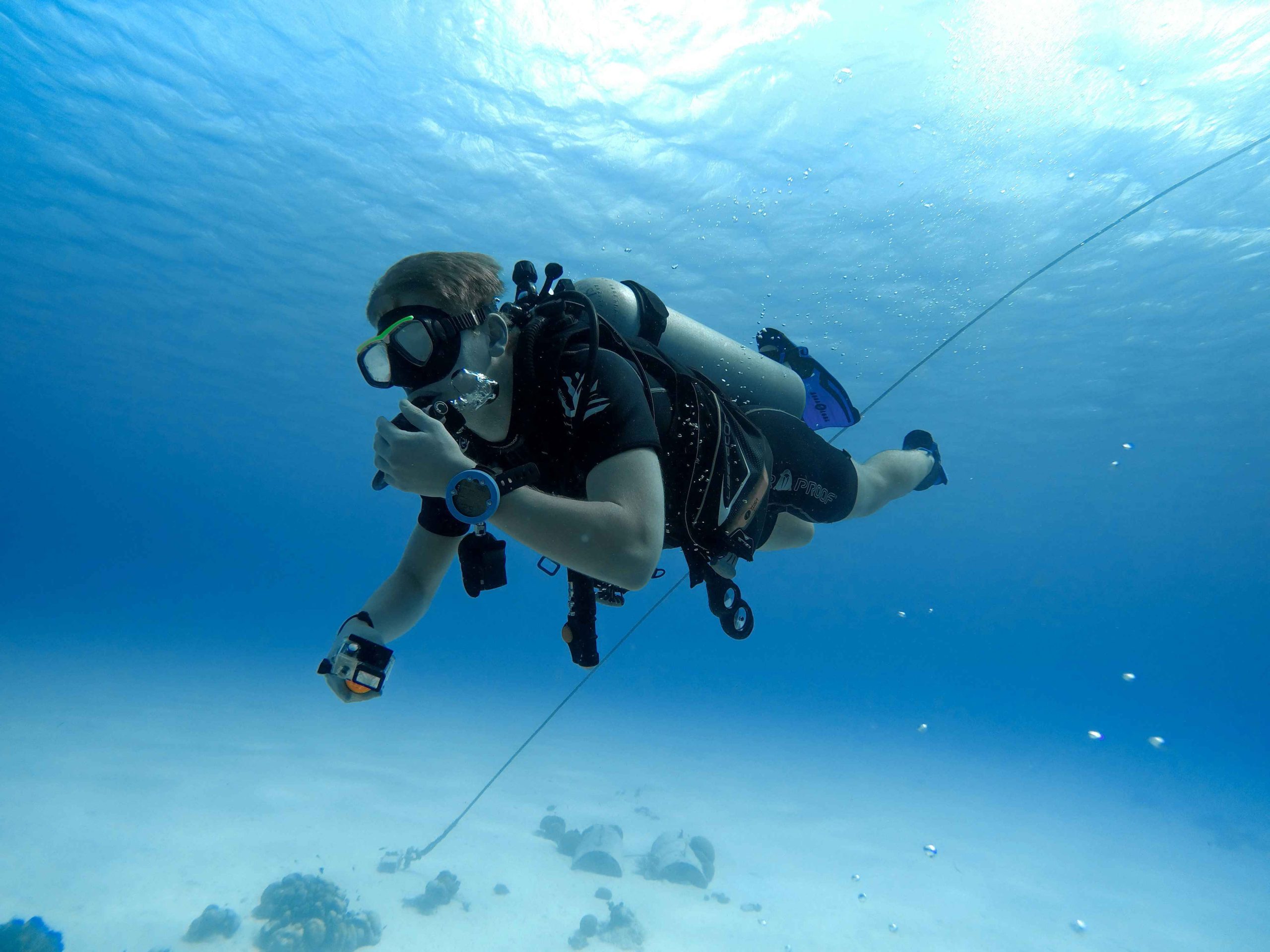 blog-turismax-mergulhador-fazendo-mergulho-em-bonaire-num-mar-azul-cristalino