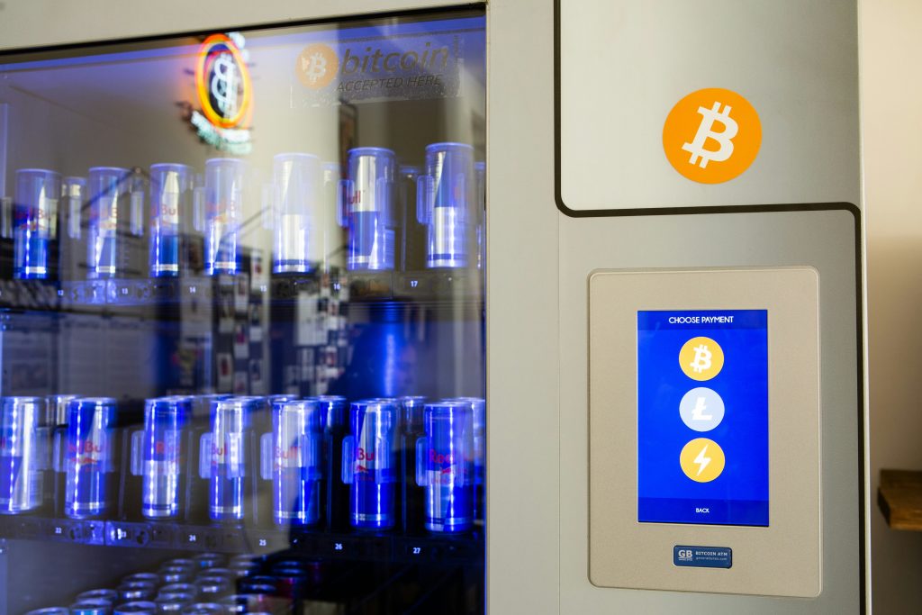 máquina-de-vendas-red-bull-aceita-bitcoin-litecoin-lightning-praga