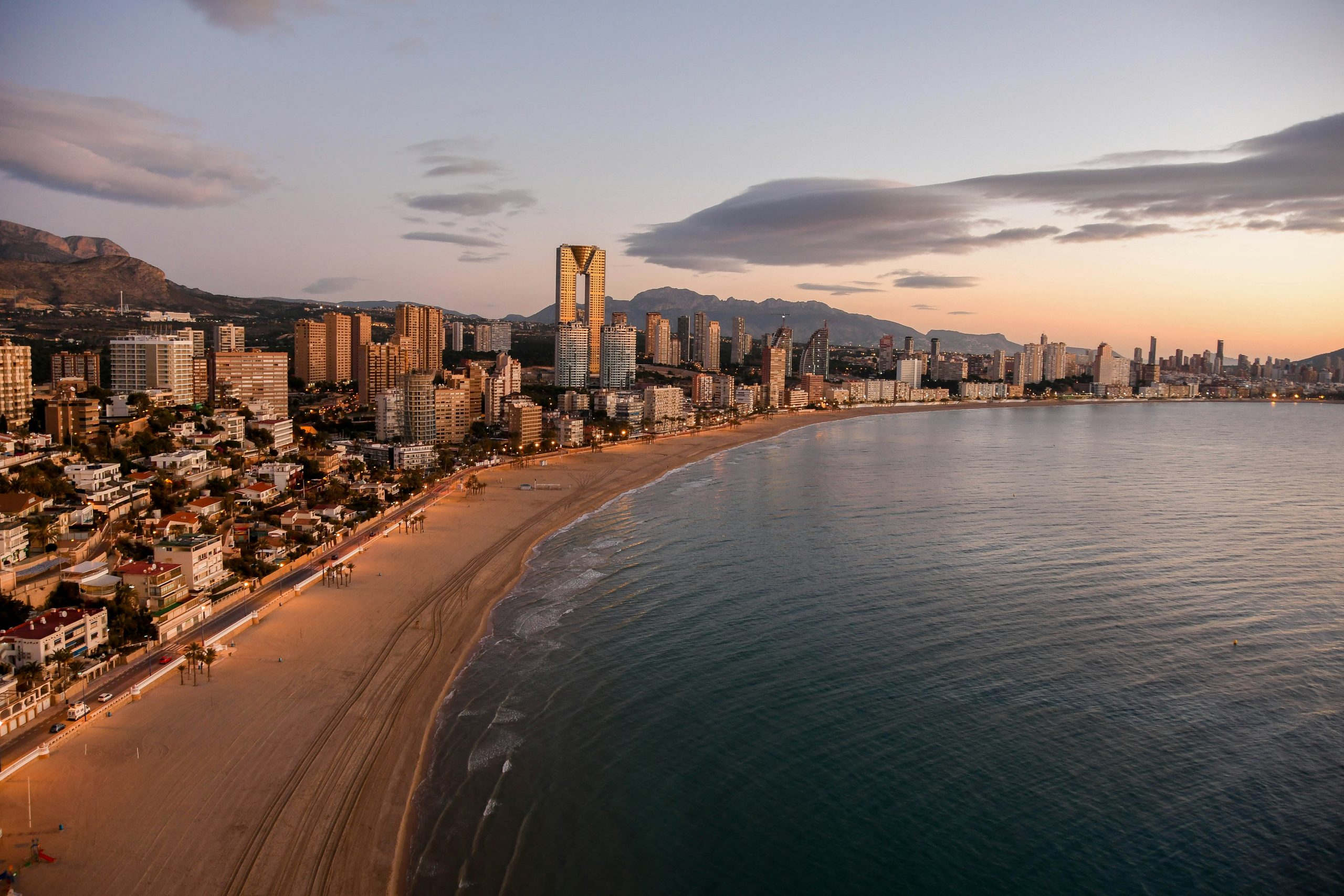 blog-turismax-nascer-do-sol-em Benidorm-com-vista-para-o-edifício-InTempo-na-Costa-Blanca