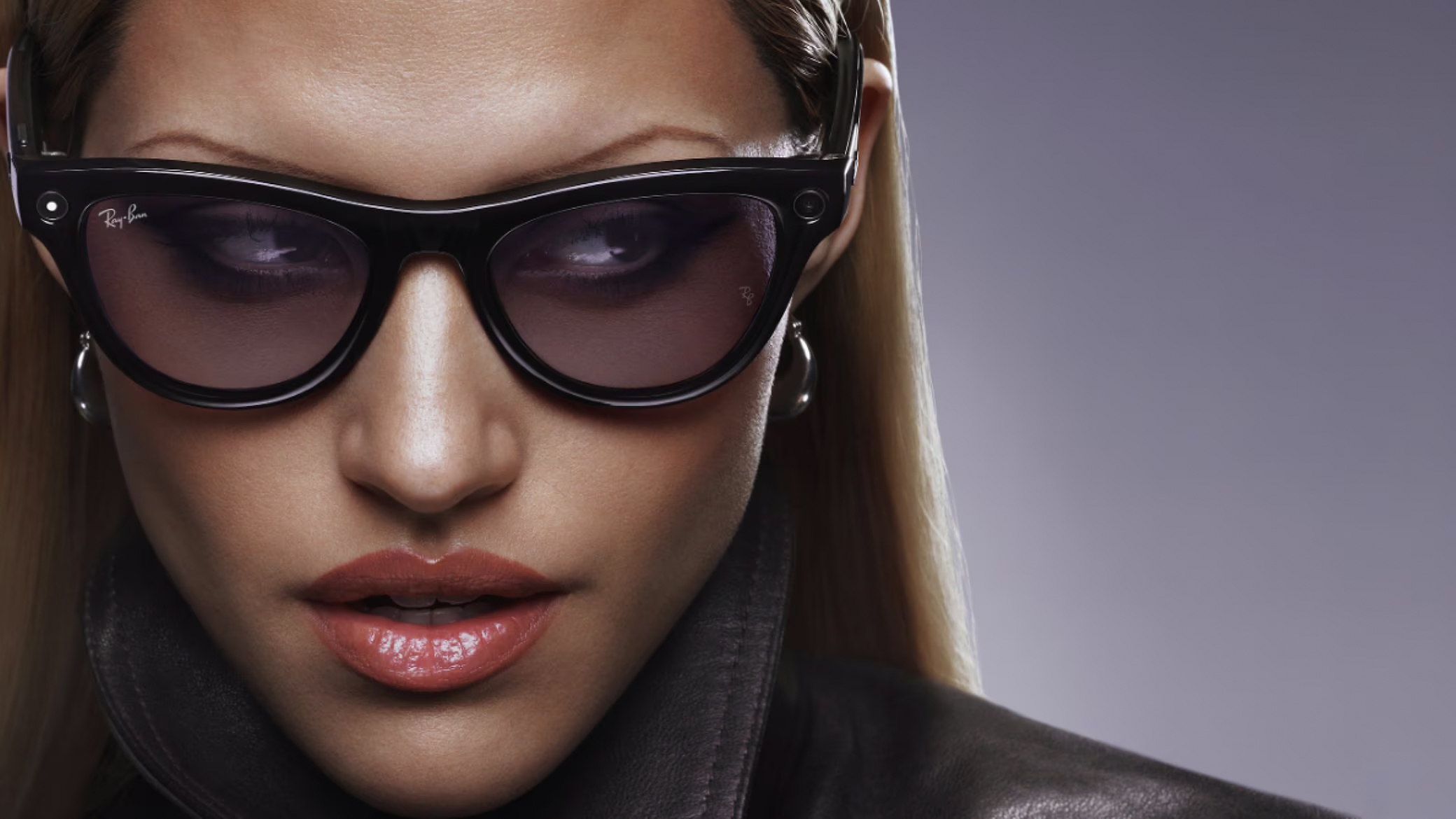 blog-turismax-modelo-de-cabelo-preto-usando-os-óculos-ray-ban-da-meta-com-foco-no-rosto-e-close-no-dispositivo