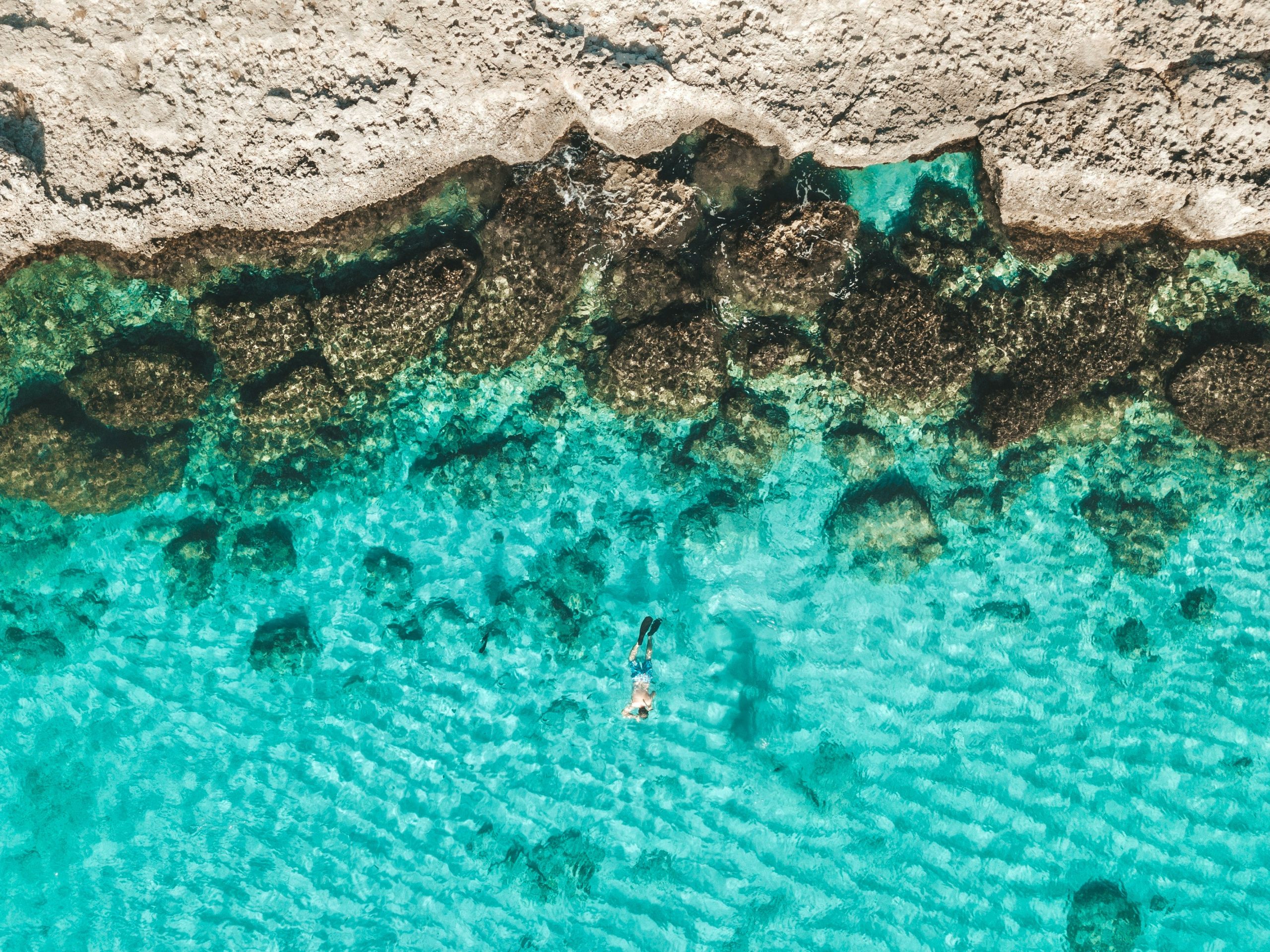 blog-turismax-mergulhador-fazendo-snorkel-em-aruba-num-mar-azul-cristalino